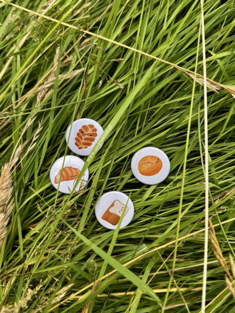 przypinki z ilustracjami